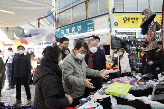 박성효(왼쪽 두번째) 소상공인시장진흥공단 이사장이 11일 대전 중앙시장을 찾았다. 소상공인시장진흥공단 제공